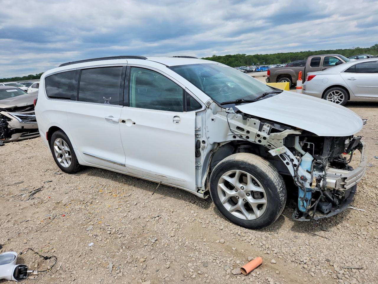 2017 Chrysler Pacifica Touring L - Image 4