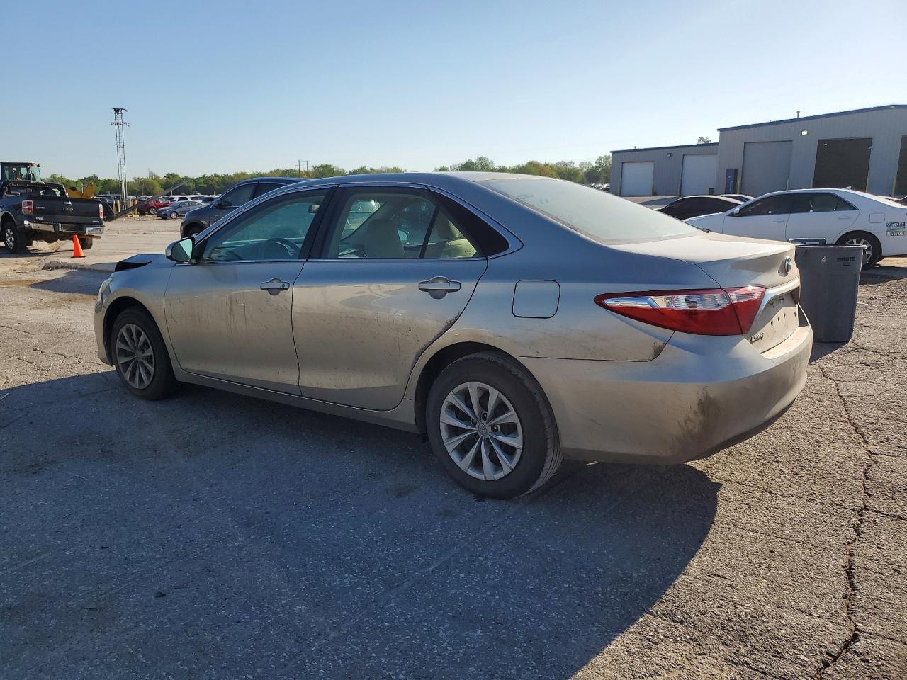 2016 Toyota Camry Le - Фото 2
