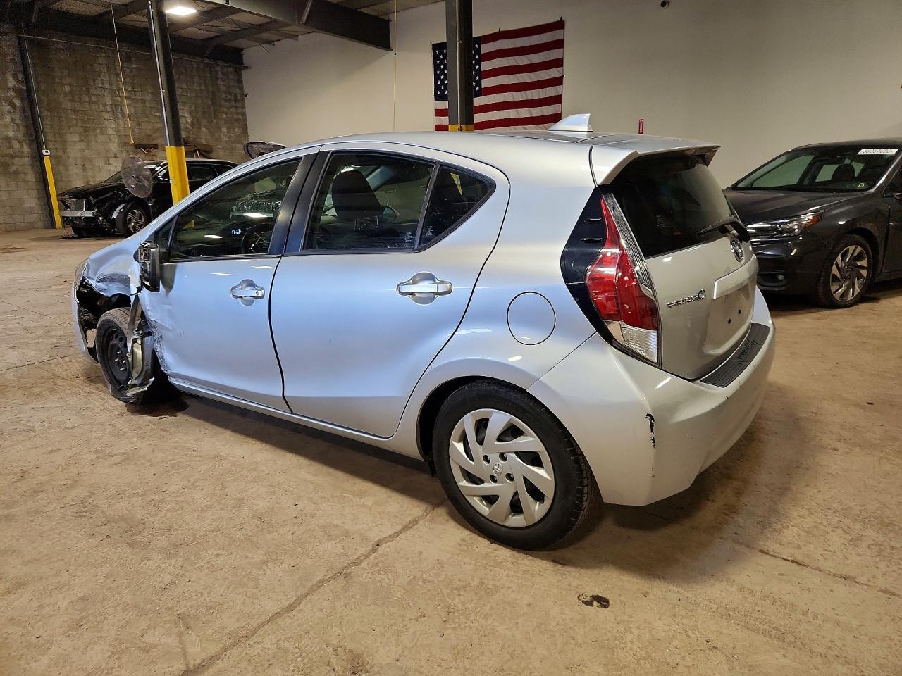 2015 Toyota Prius C Three - Фото 2