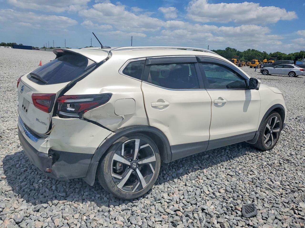 2022 Nissan Rogue Sport Sl - Image 3