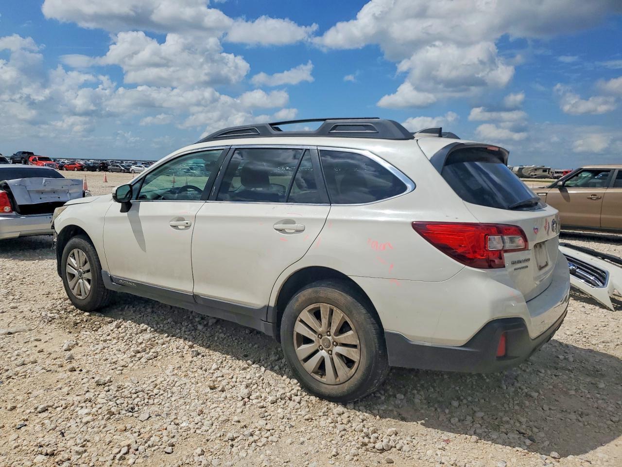 2018 Subaru Outback 2.5I Premium - Фото 2