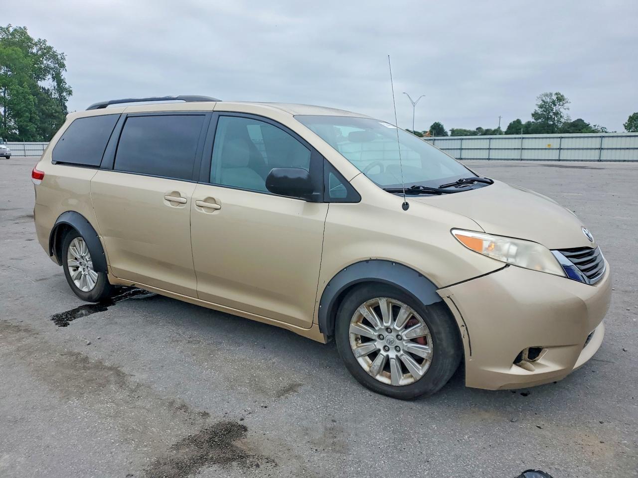 2011 Toyota Sienna Le 7-Passenger - Фото 4