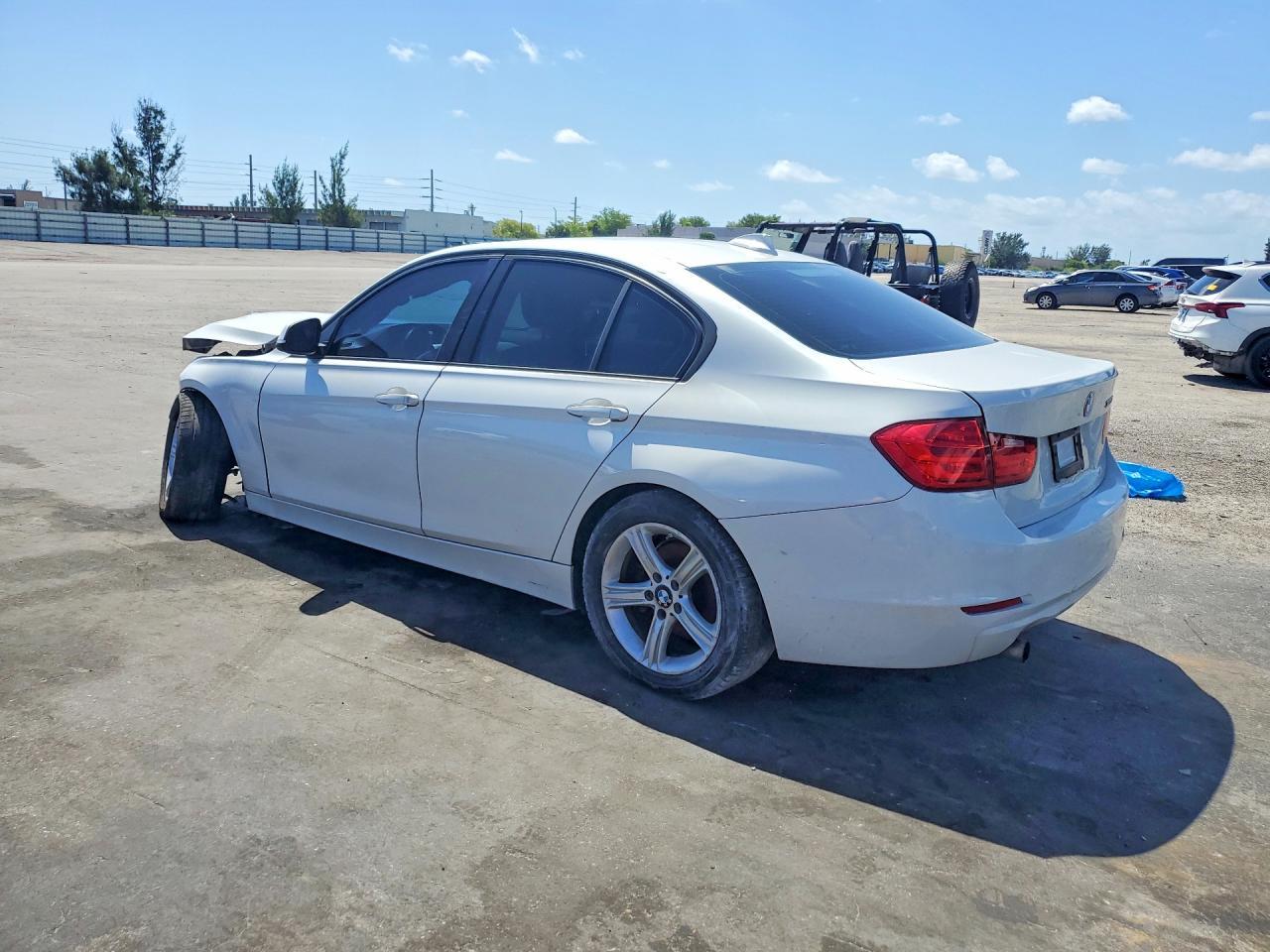 2014 BMW 320 I - Image 2