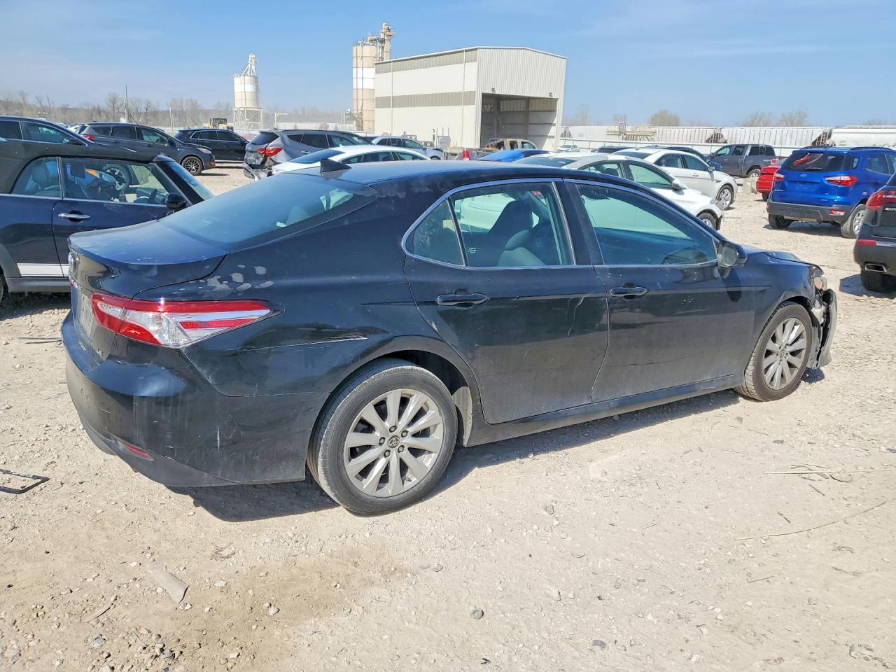2020 Toyota Camry Le - Фото 3