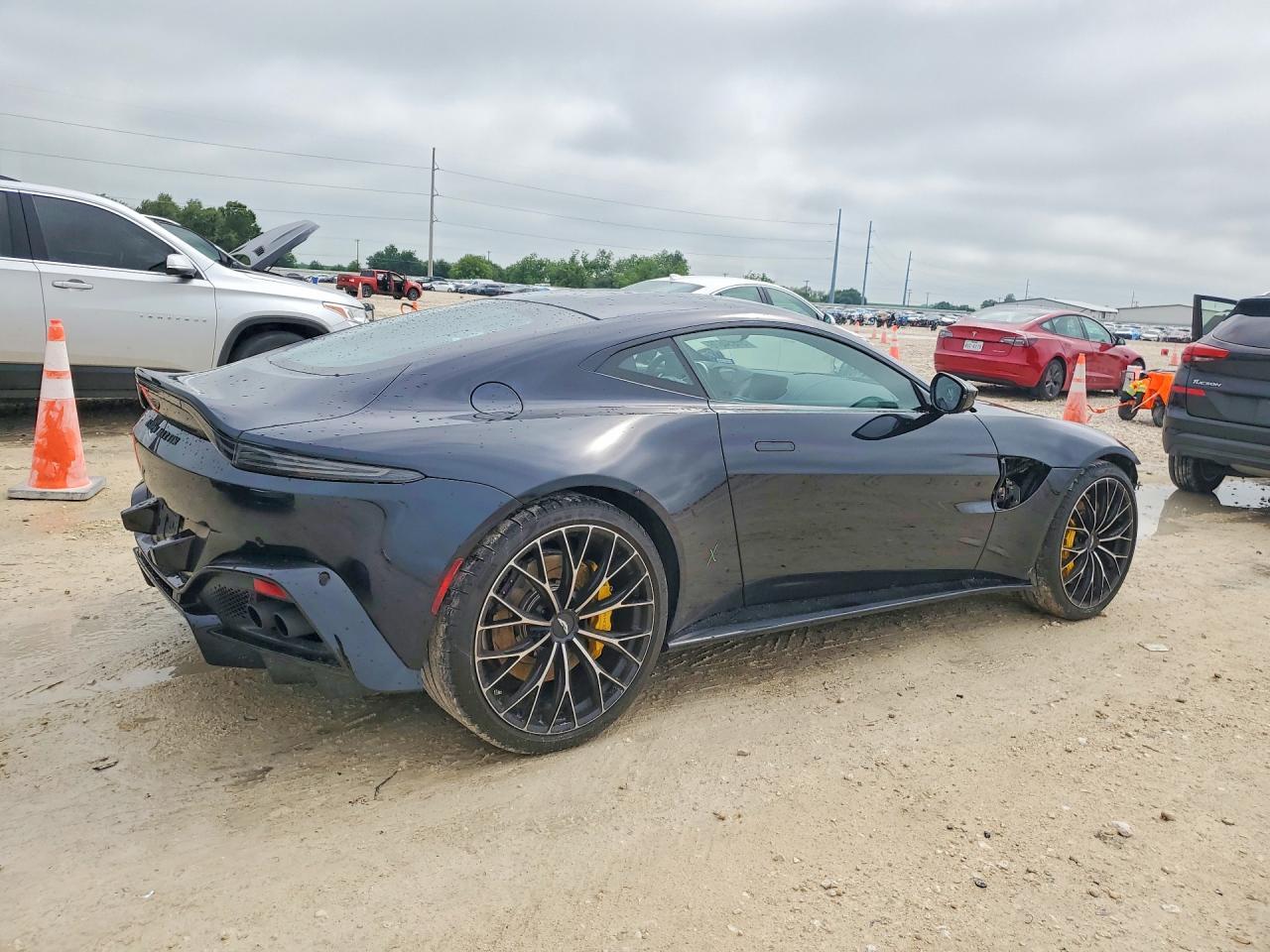 2023 Aston Martin Vantage - Image 3