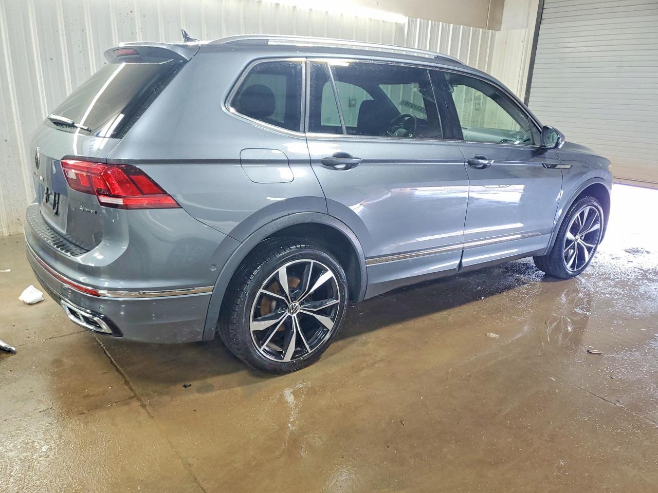 2022 Volkswagen Tiguan Sel R-Line - Image 3