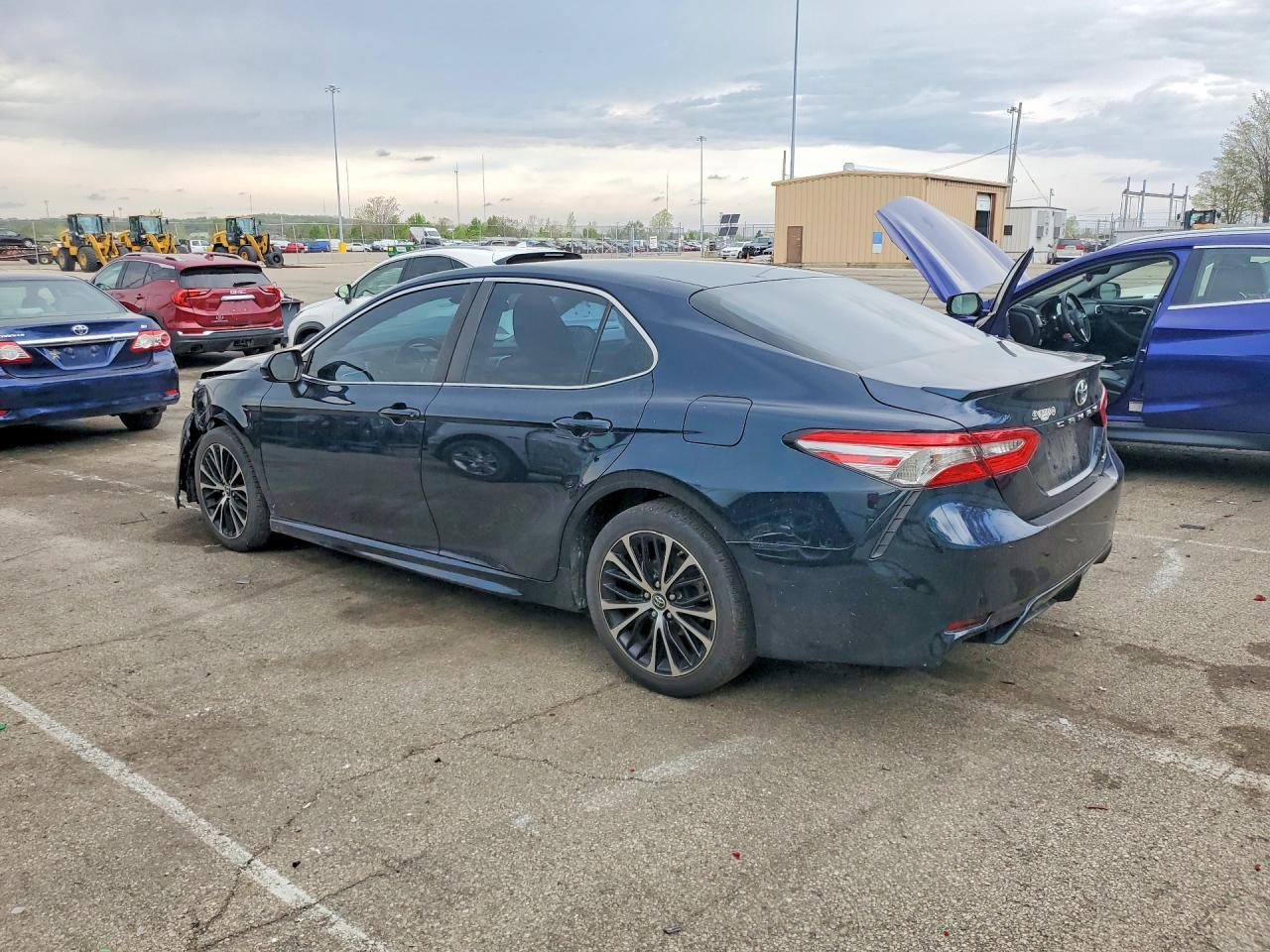 2018 Toyota Camry Se - Фото 2