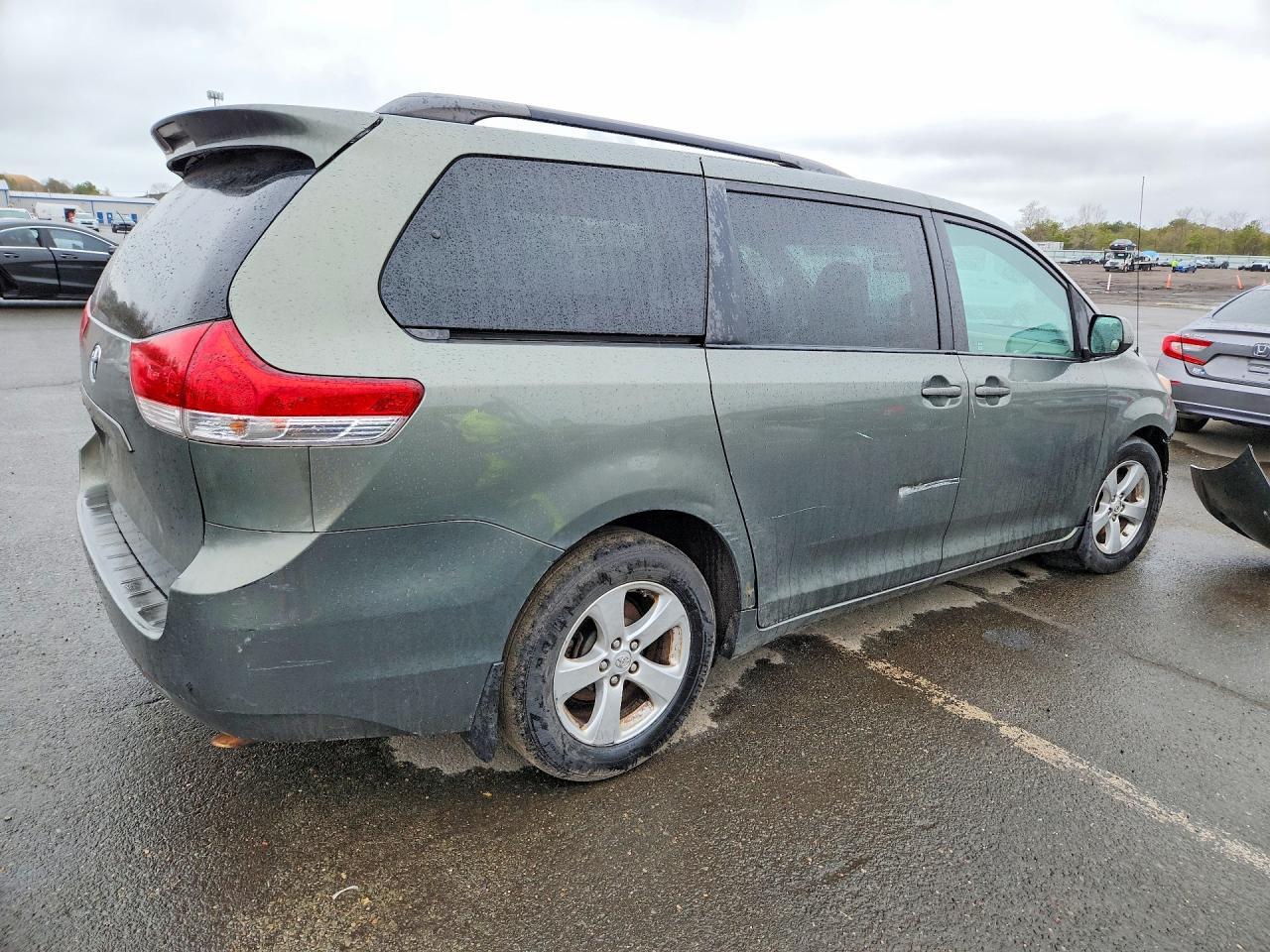2013 Toyota Sienna Le 8-Passenger - Image 3