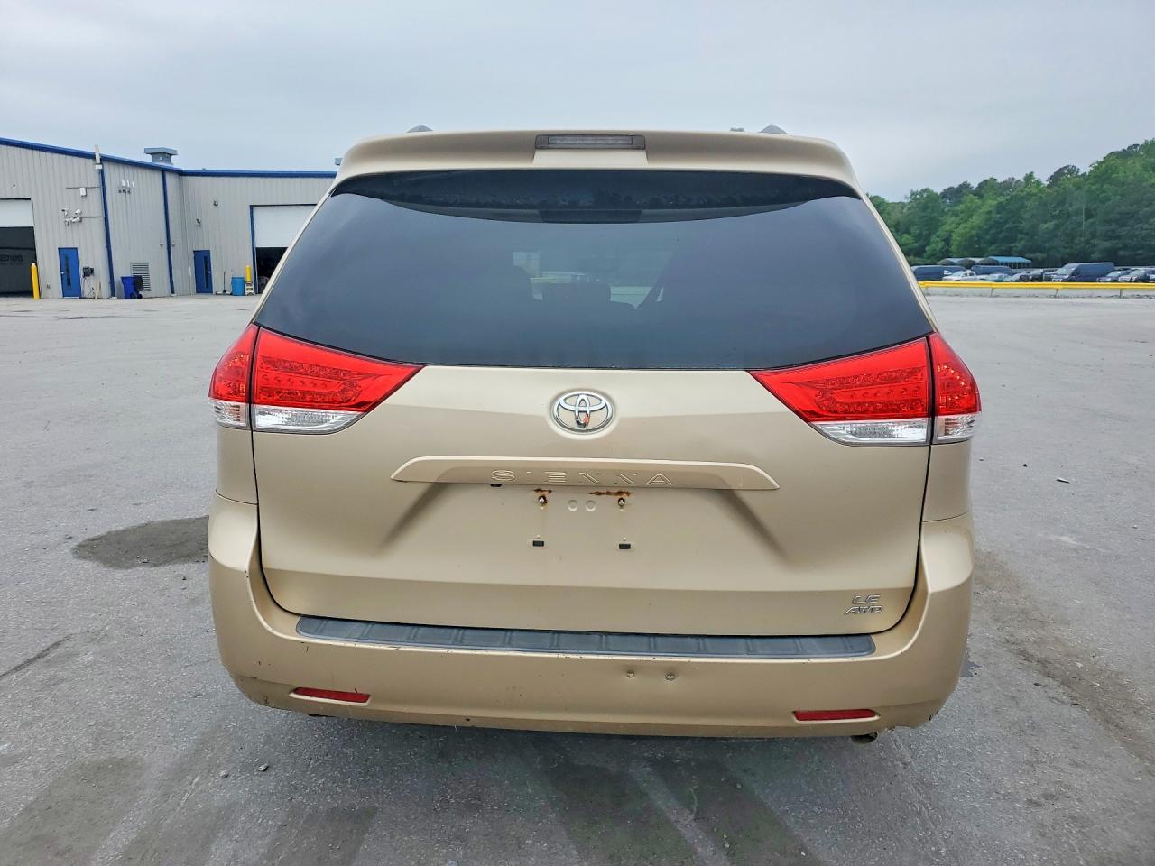 2011 Toyota Sienna Le 7-Passenger - Фото 6
