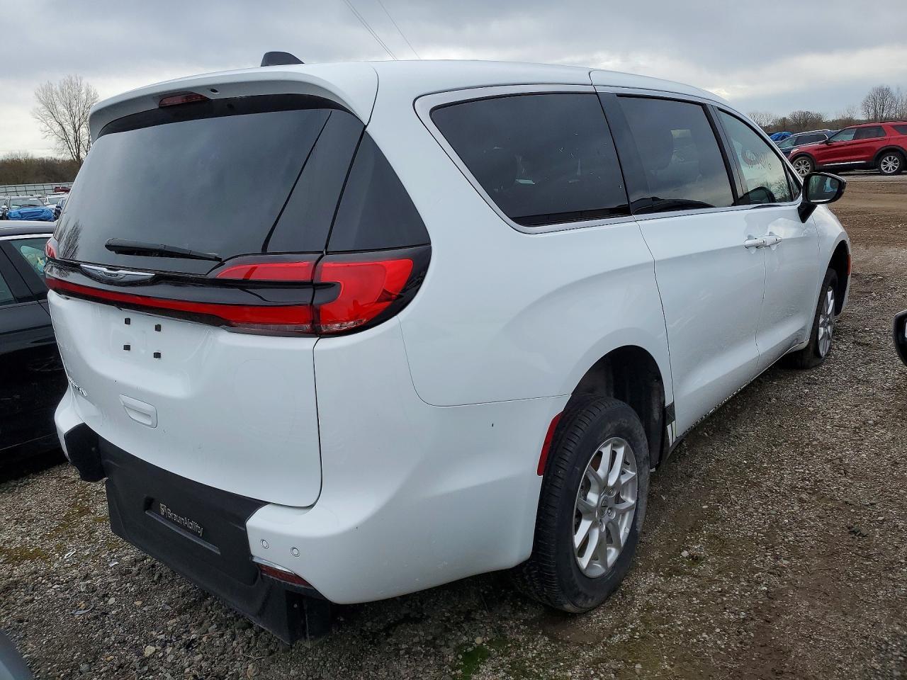 2024 Chrysler Pacifica Touring - Фото 3