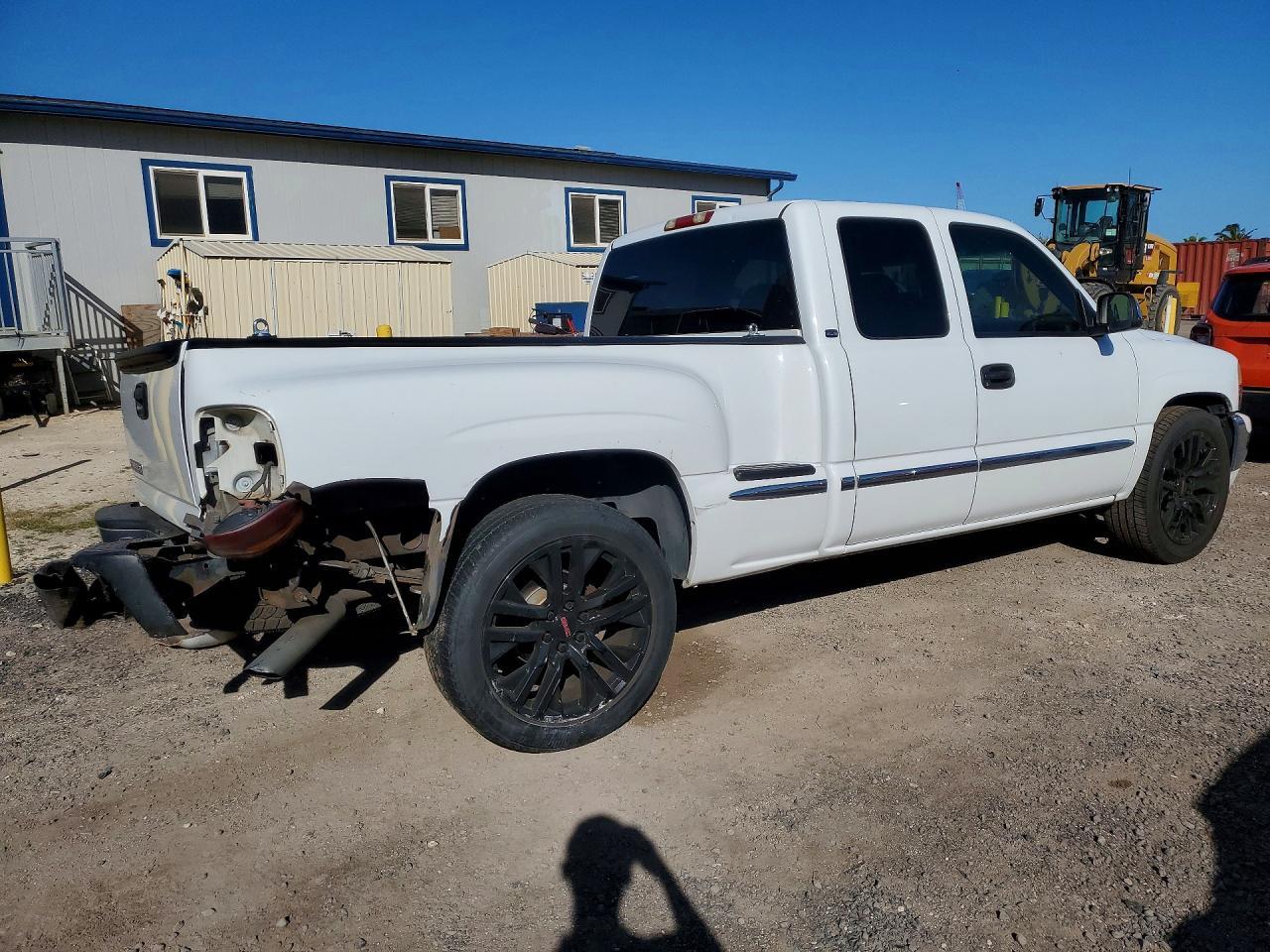 2002 GMC New Sierra C1500 - Image 3