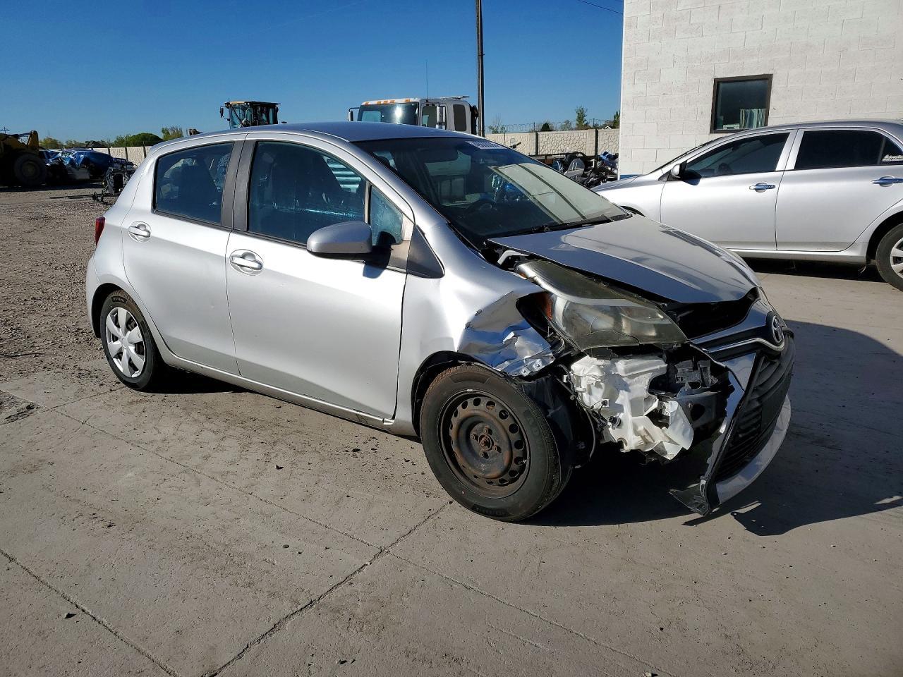 2015 Toyota Yaris 5-Door L - Image 4
