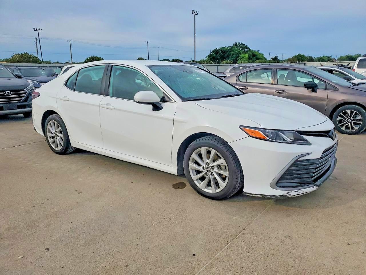 2022 Toyota Camry Le - Фото 4