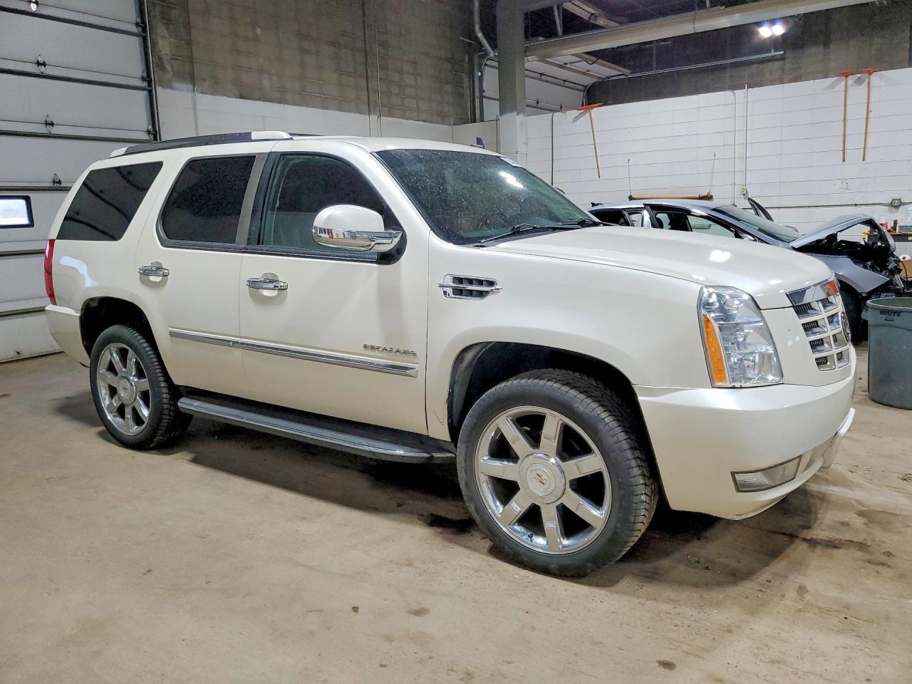 2010 Cadillac Escalade Luxury - Image 4