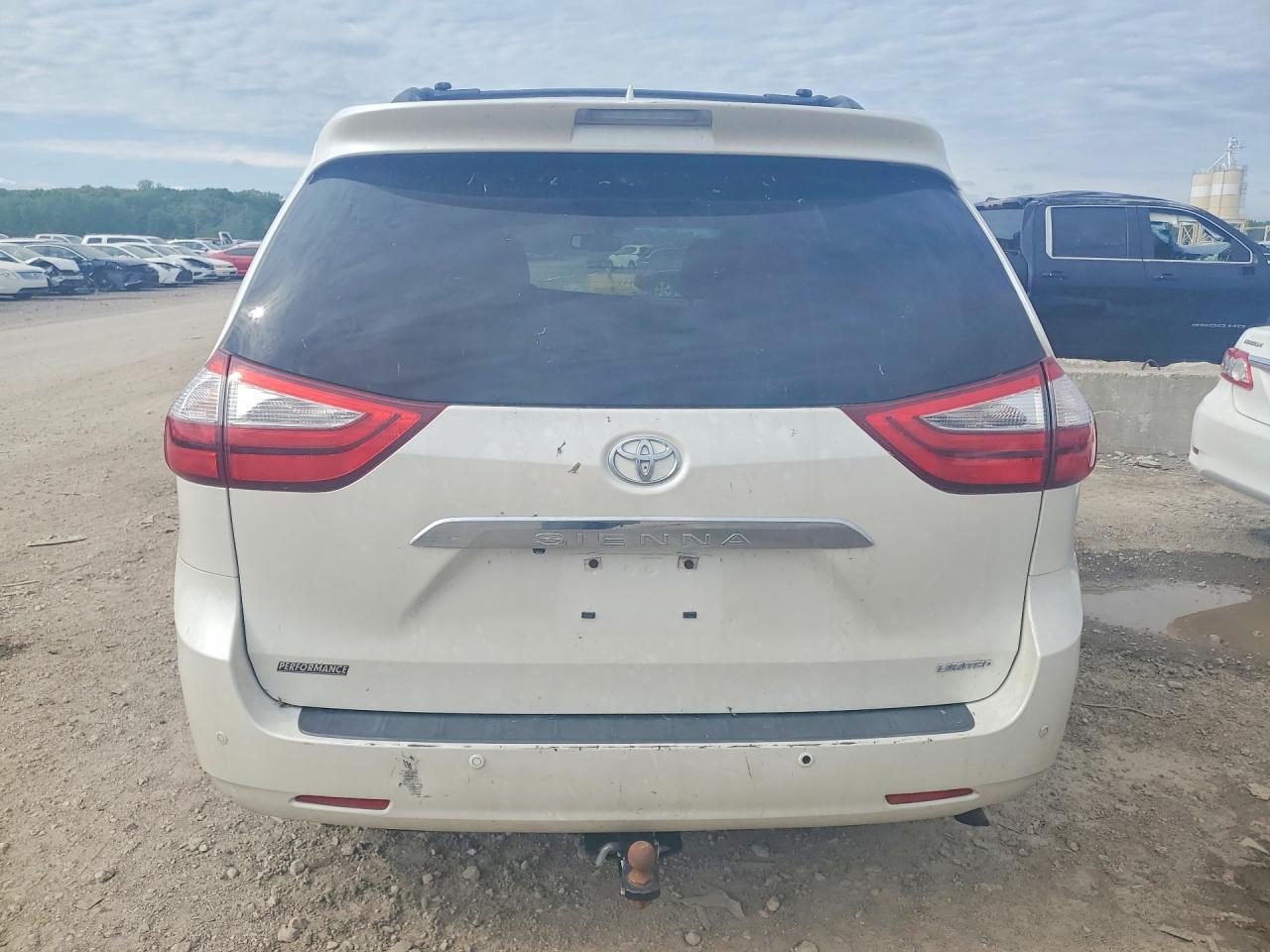 2015 Toyota Sienna Limited Premium 7-Passenger - Image 6