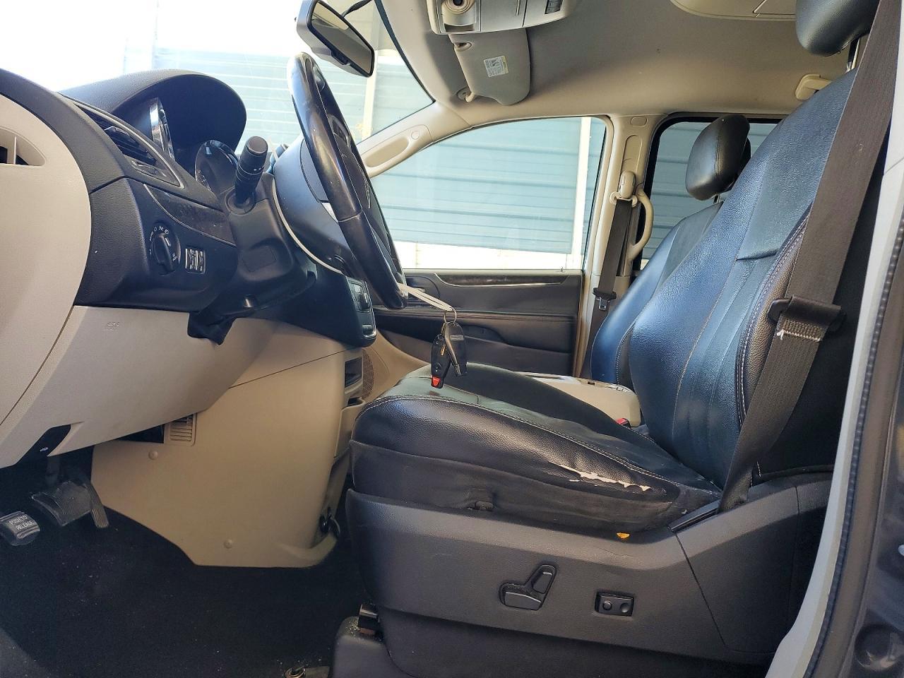 2013 Chrysler Town & Country Touring - Фото 7