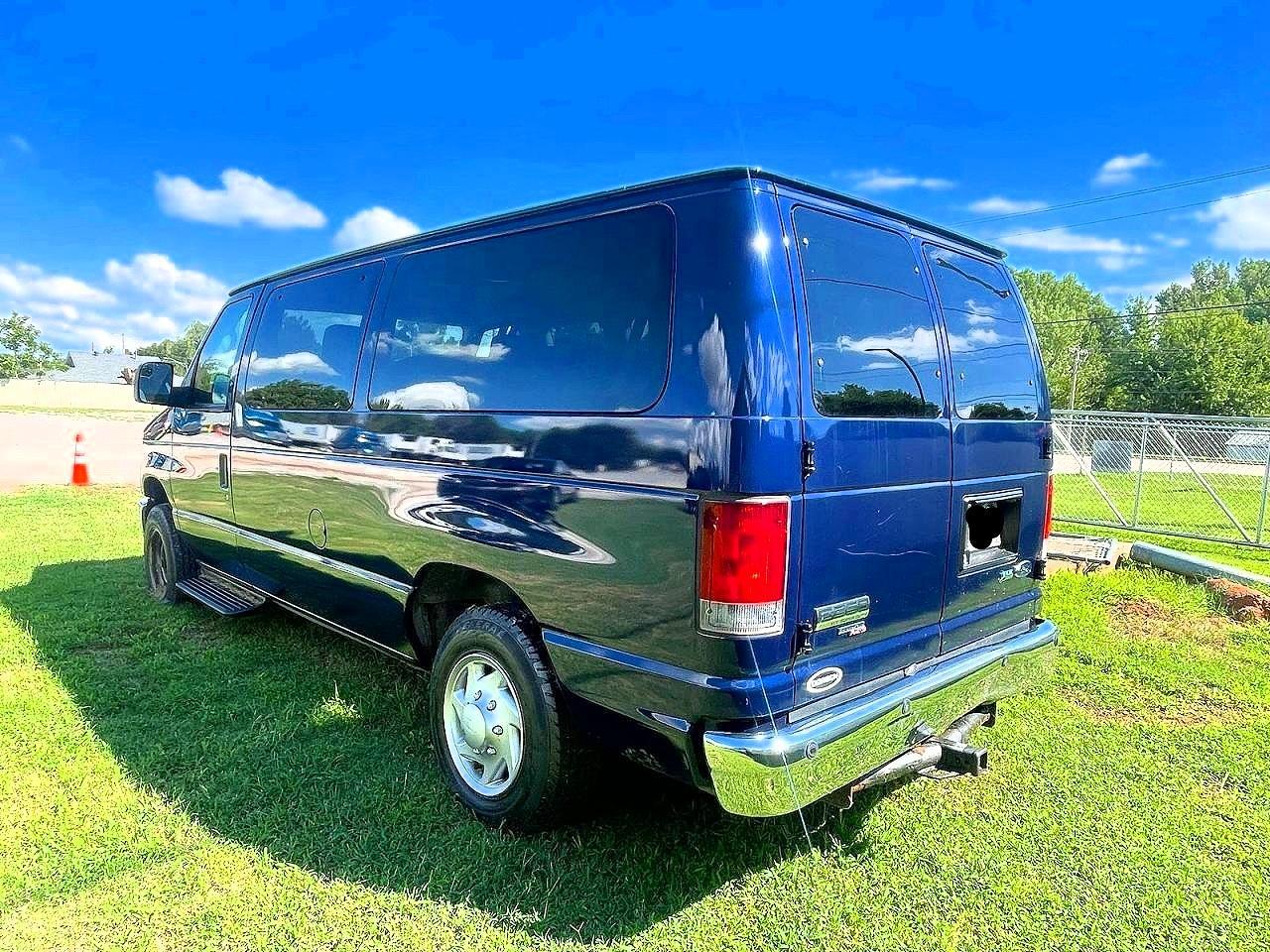 2011 Ford Econoline E350 Super Duty Wagon - Image 3