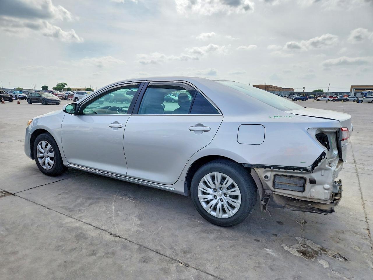 2013 Toyota Camry Le - Фото 2