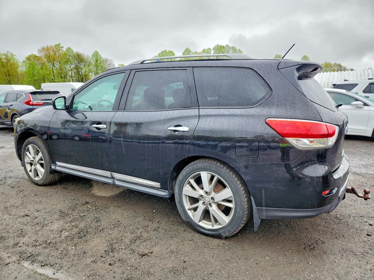 2014 Nissan Pathfinder S - Image 2