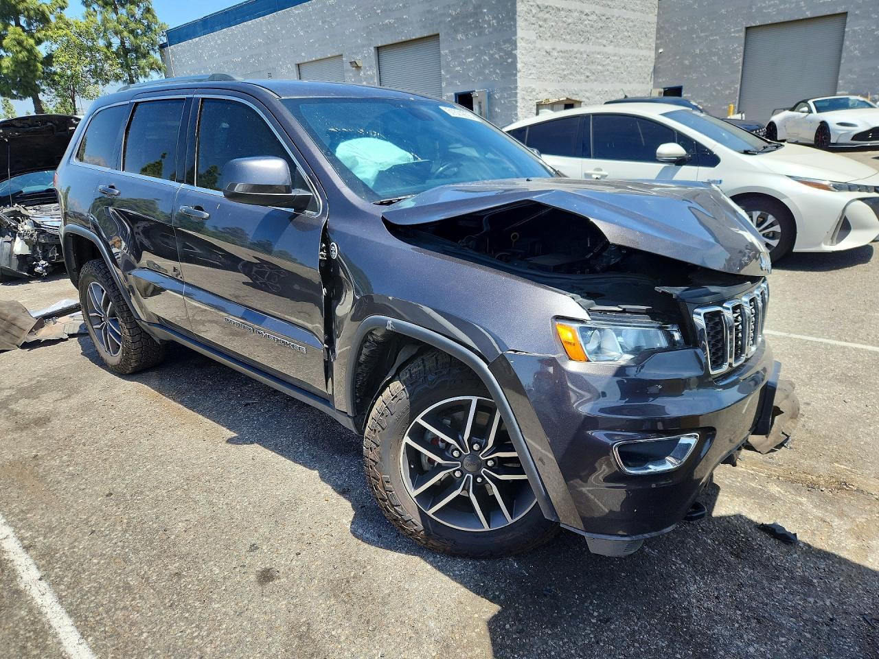 2020 Jeep Grand Cherokee Laredo - Image 4