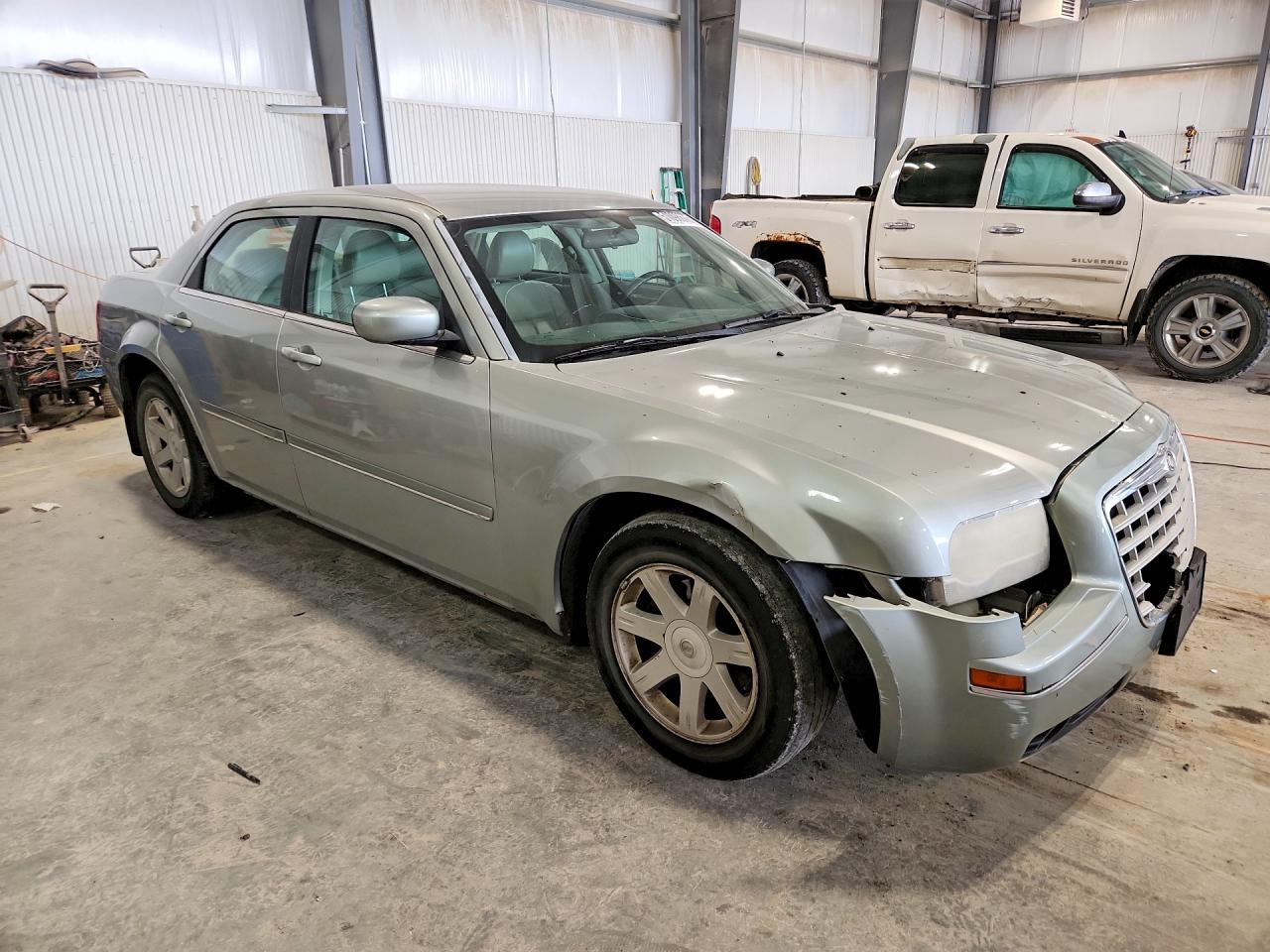 2005 Chrysler 300 Touring - Image 4