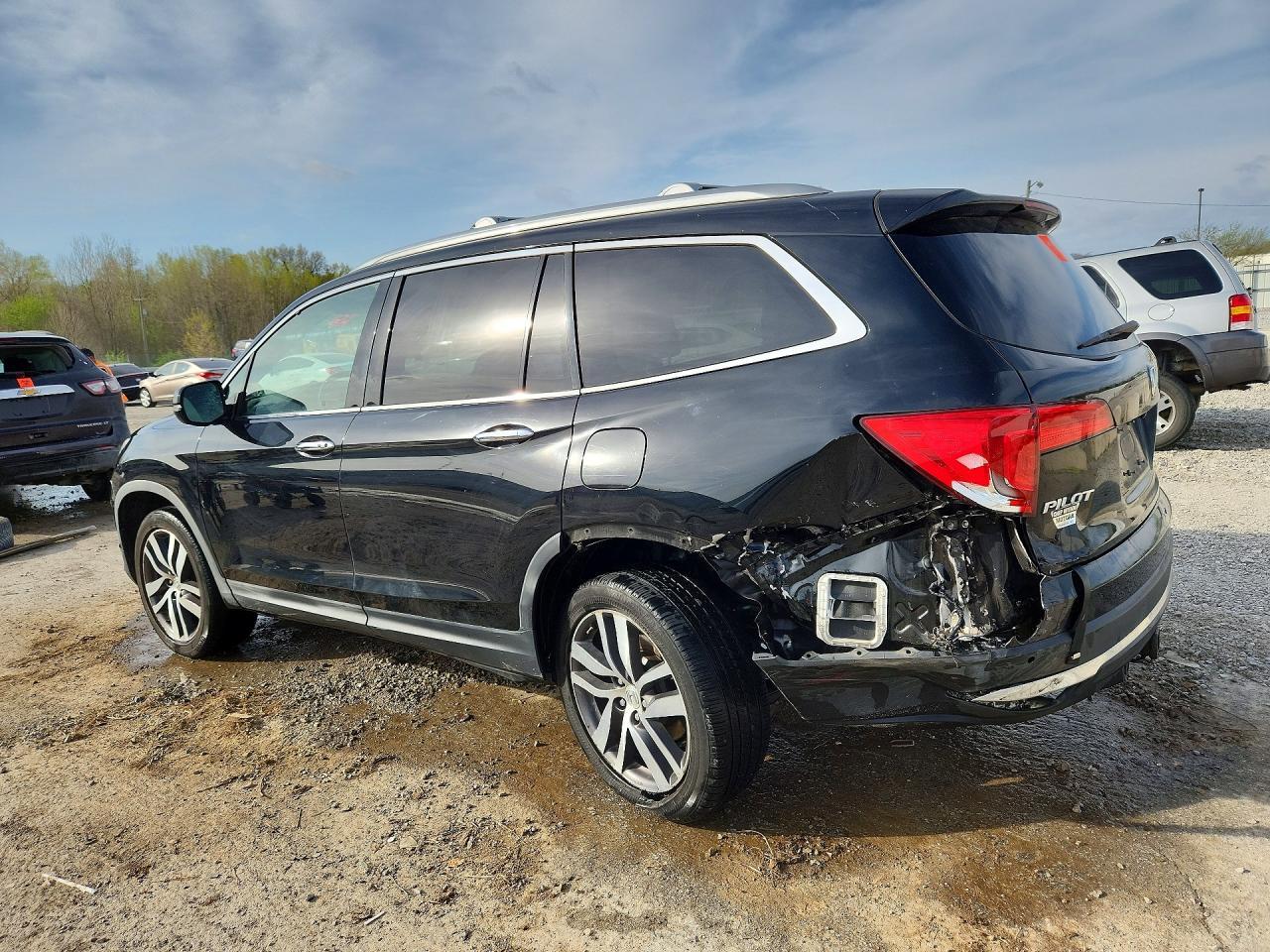 2017 Honda Pilot Touring - Image 2