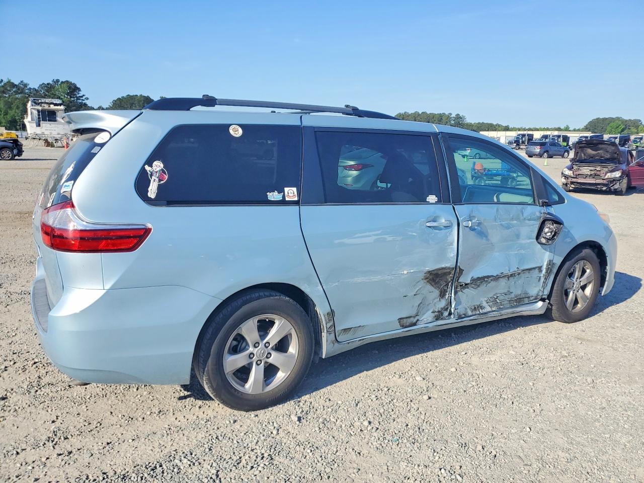 2016 Toyota Sienna Le 8-Passenger - Image 3