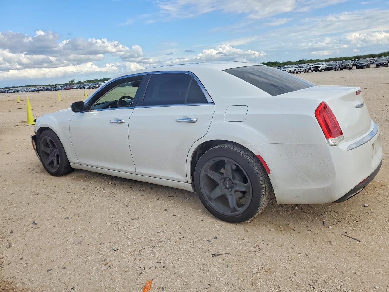 2020 Chrysler 300 Limited - Фото 2
