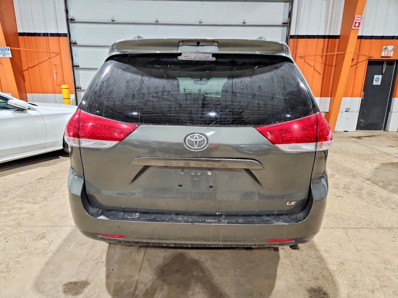 2013 Toyota Sienna Le 8-Passenger - Image 6