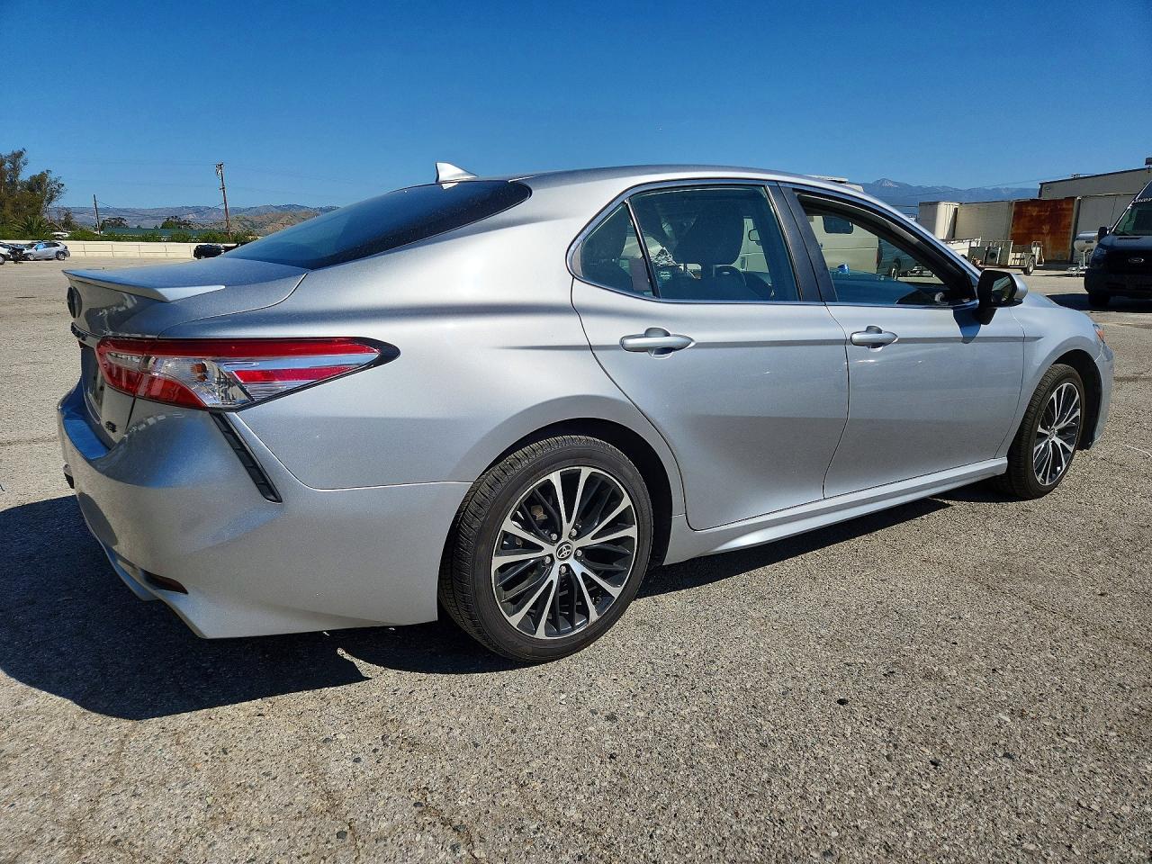 2021 Toyota Camry Se - Фото 3