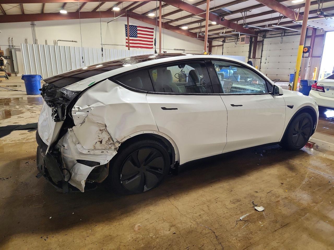 2026 Tesla Model Y - Фото 3