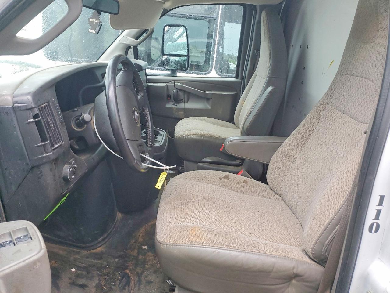 2023 Chevrolet Express Box Truck - Фото 7