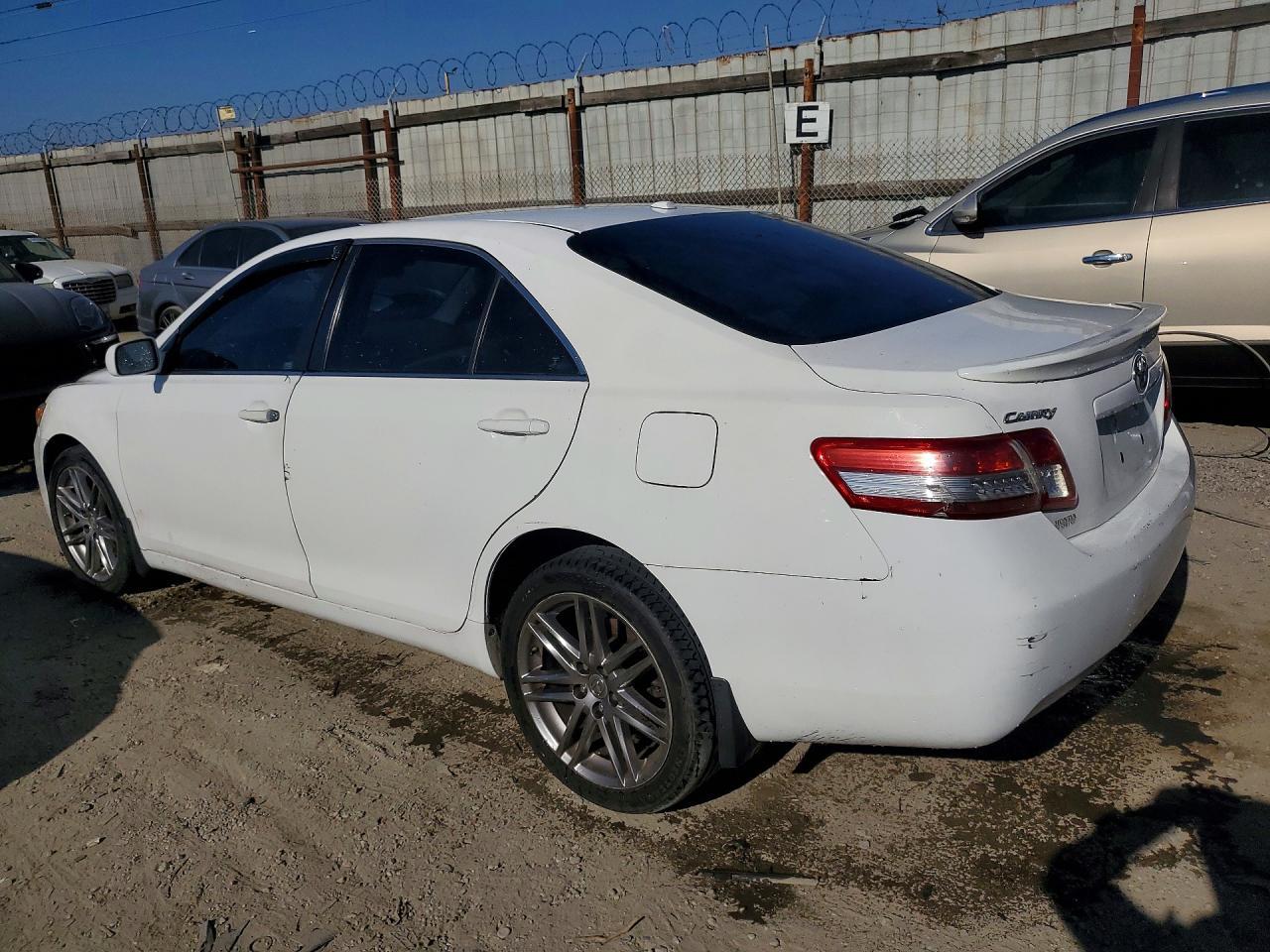 2011 Toyota Camry Le - Image 2