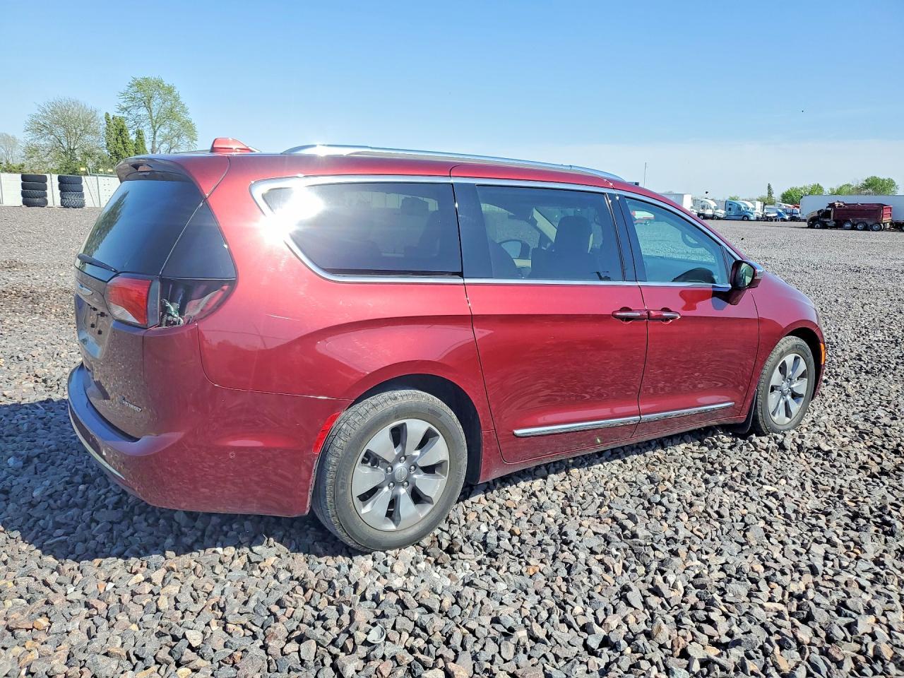 2017 Chrysler Pacifica - Image 3