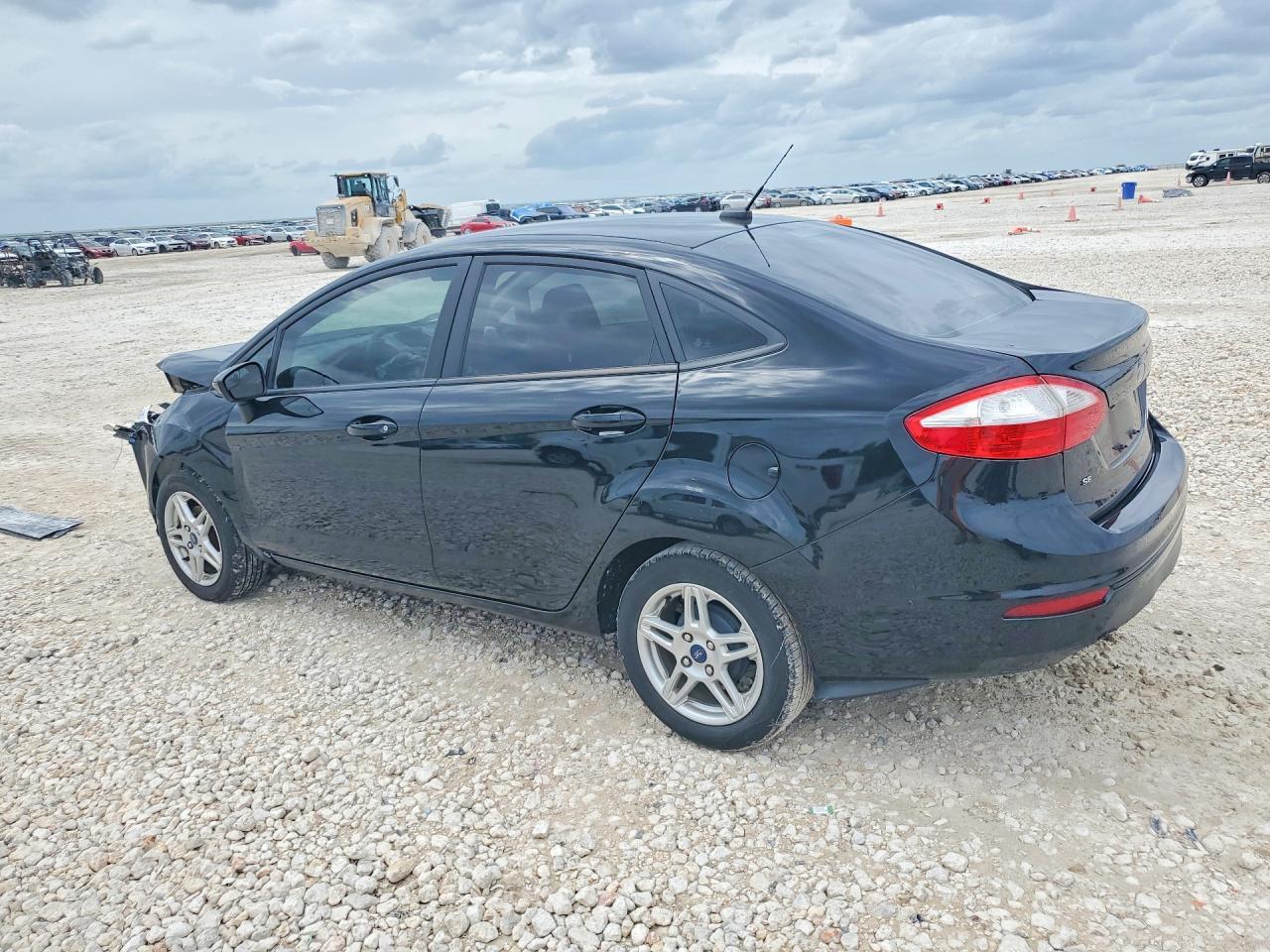 2018 Ford Fiesta Se - Фото 2
