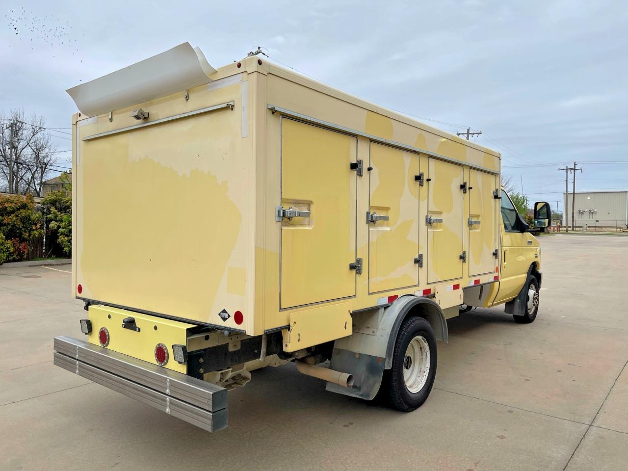 2021 Ford Econoline E450 Super Duty Cutaway Van - Image 4