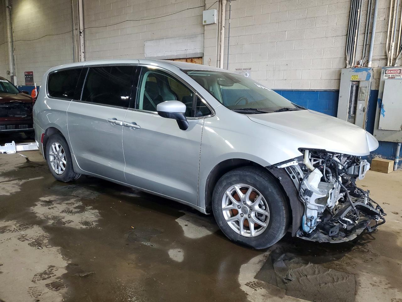 2023 Chrysler Voyager Lx - Image 4