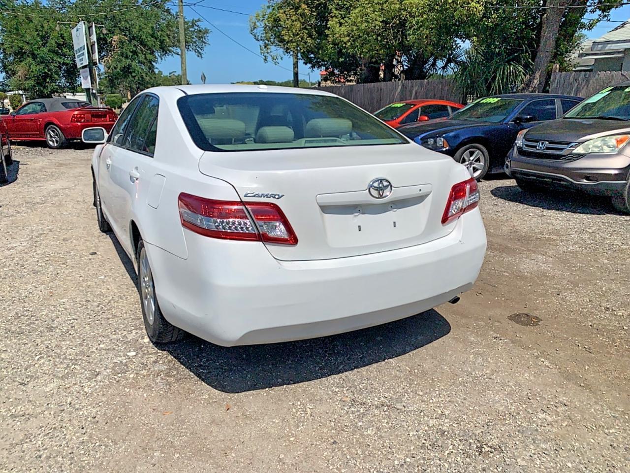 2011 Toyota Camry Le - Фото 3