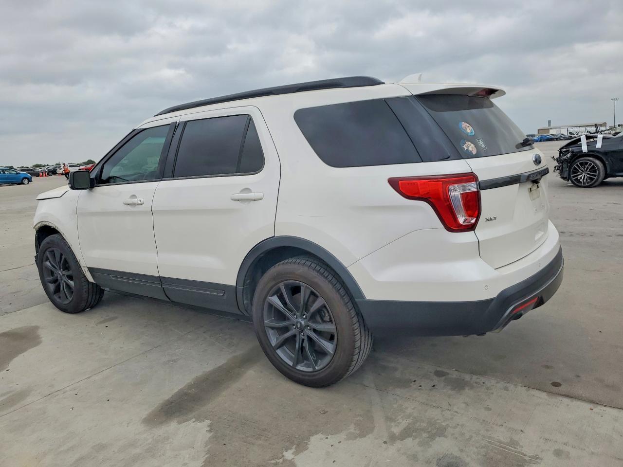 2017 Ford Explorer Xlt - Image 2