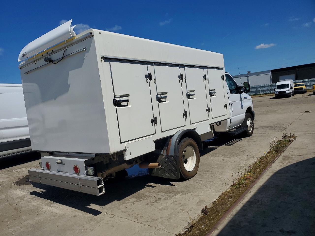 2017 Ford E450 Utility / Service Truck - Image 3
