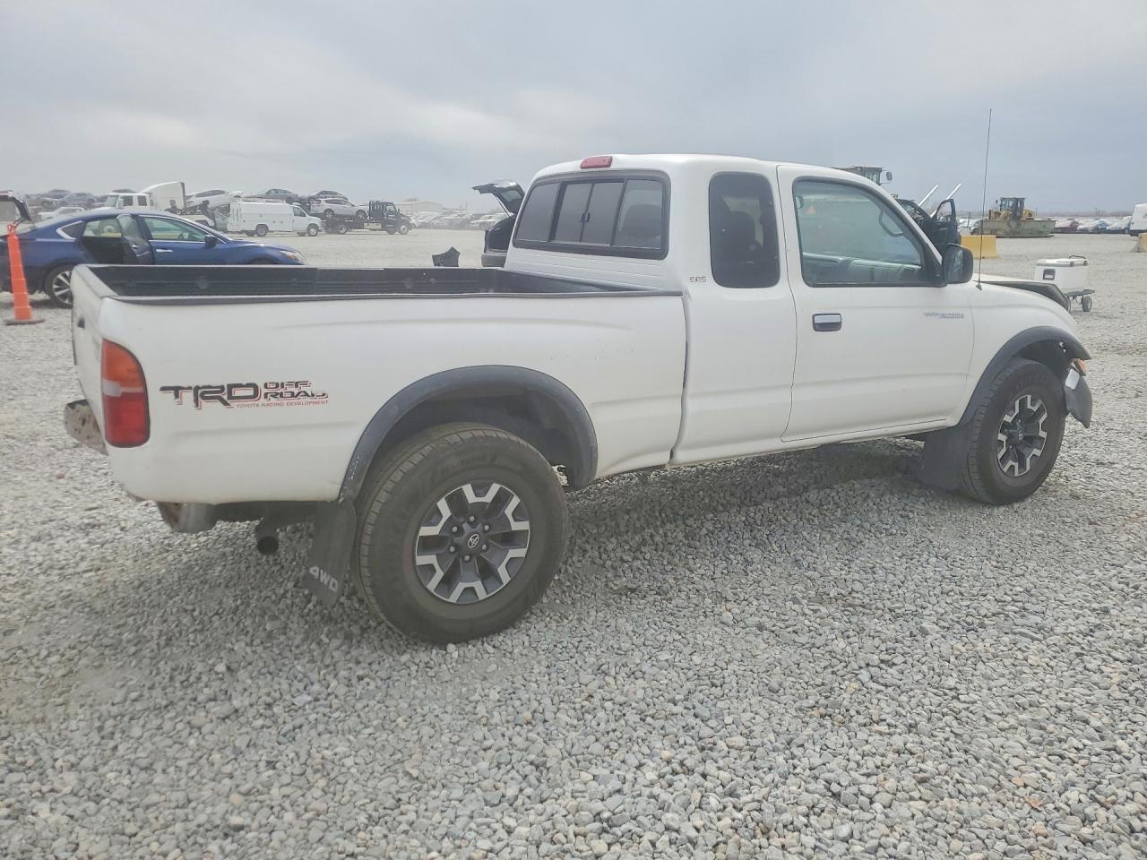 2000 Toyota Tacoma Xtracab - Image 3