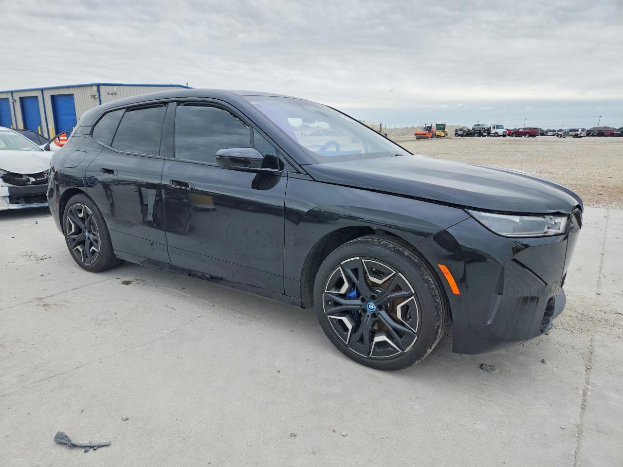 2025 BMW Ix M60 - Фото 4