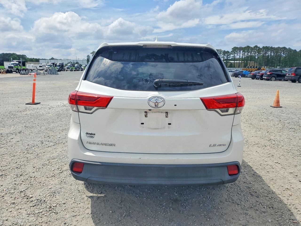 2018 Toyota Highlander Le Plus - Image 6