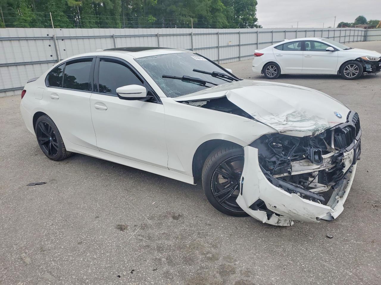 2022 BMW 330Xi - Фото 4