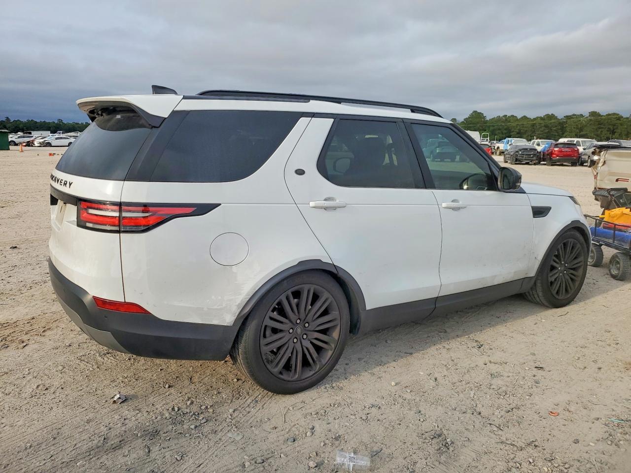 2017 Land Rover Discovery Hse - Image 3