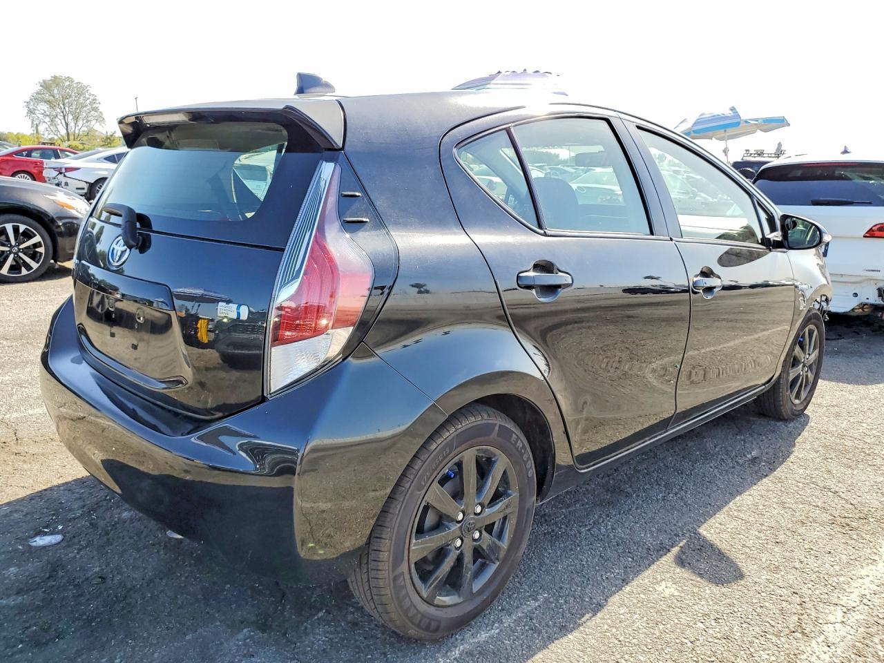 2016 Toyota Prius C Persona Special Edition - Фото 3