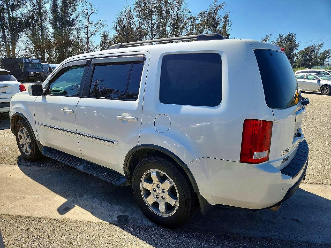 2011 Honda Pilot Touring - Image 2