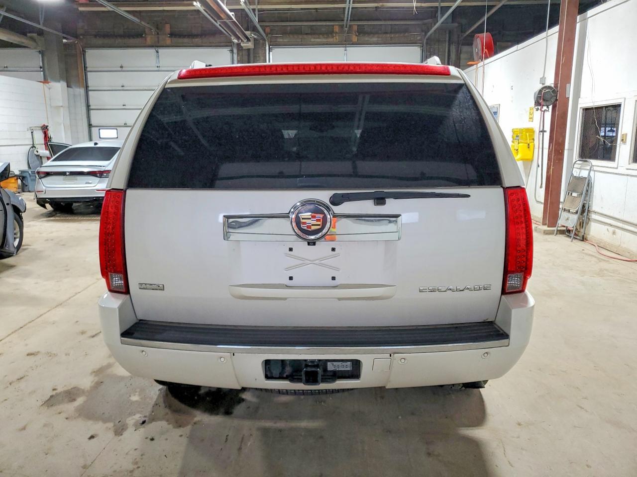 2010 Cadillac Escalade Luxury - Image 6