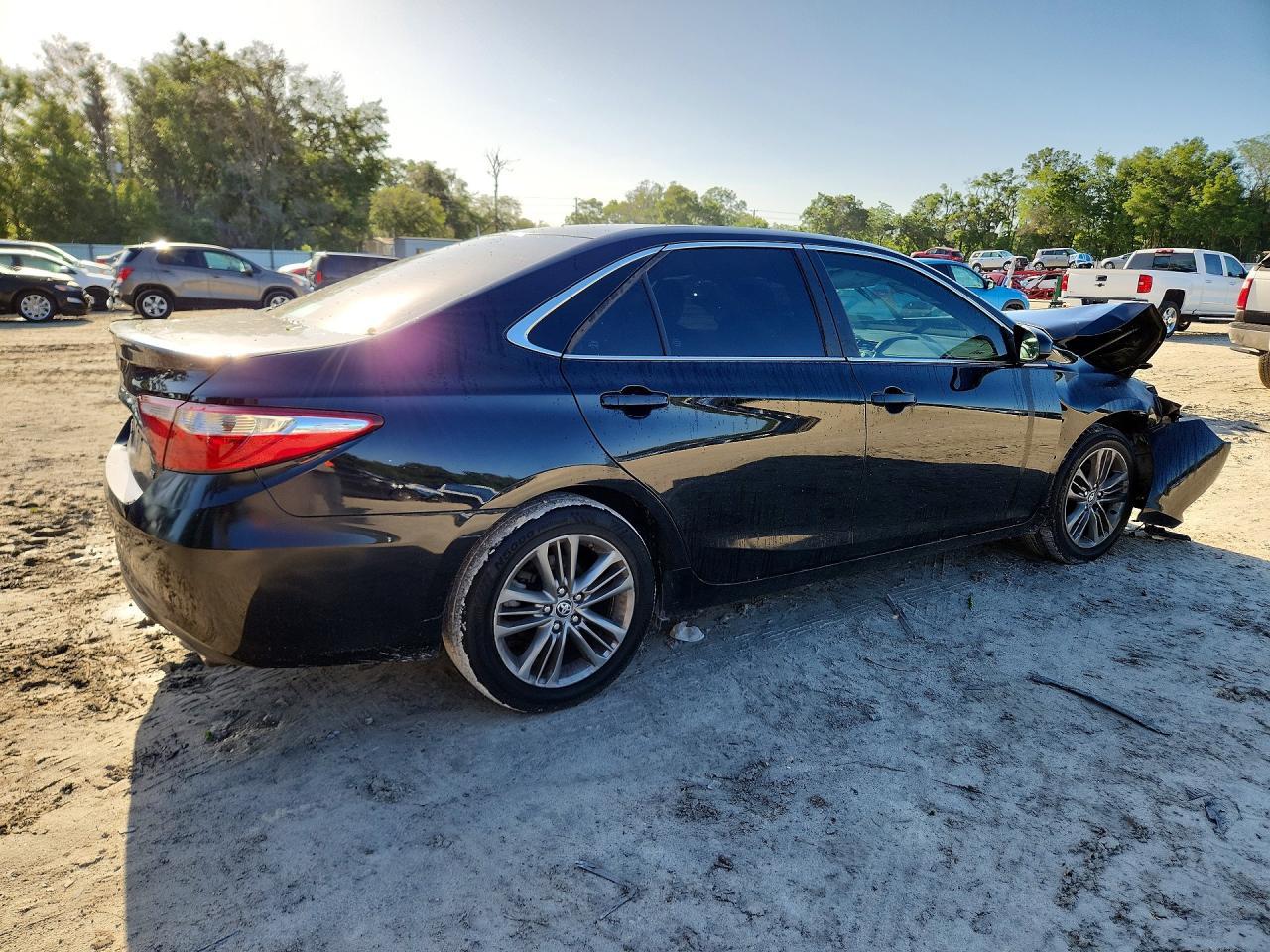 2017 Toyota Camry Se - Фото 3