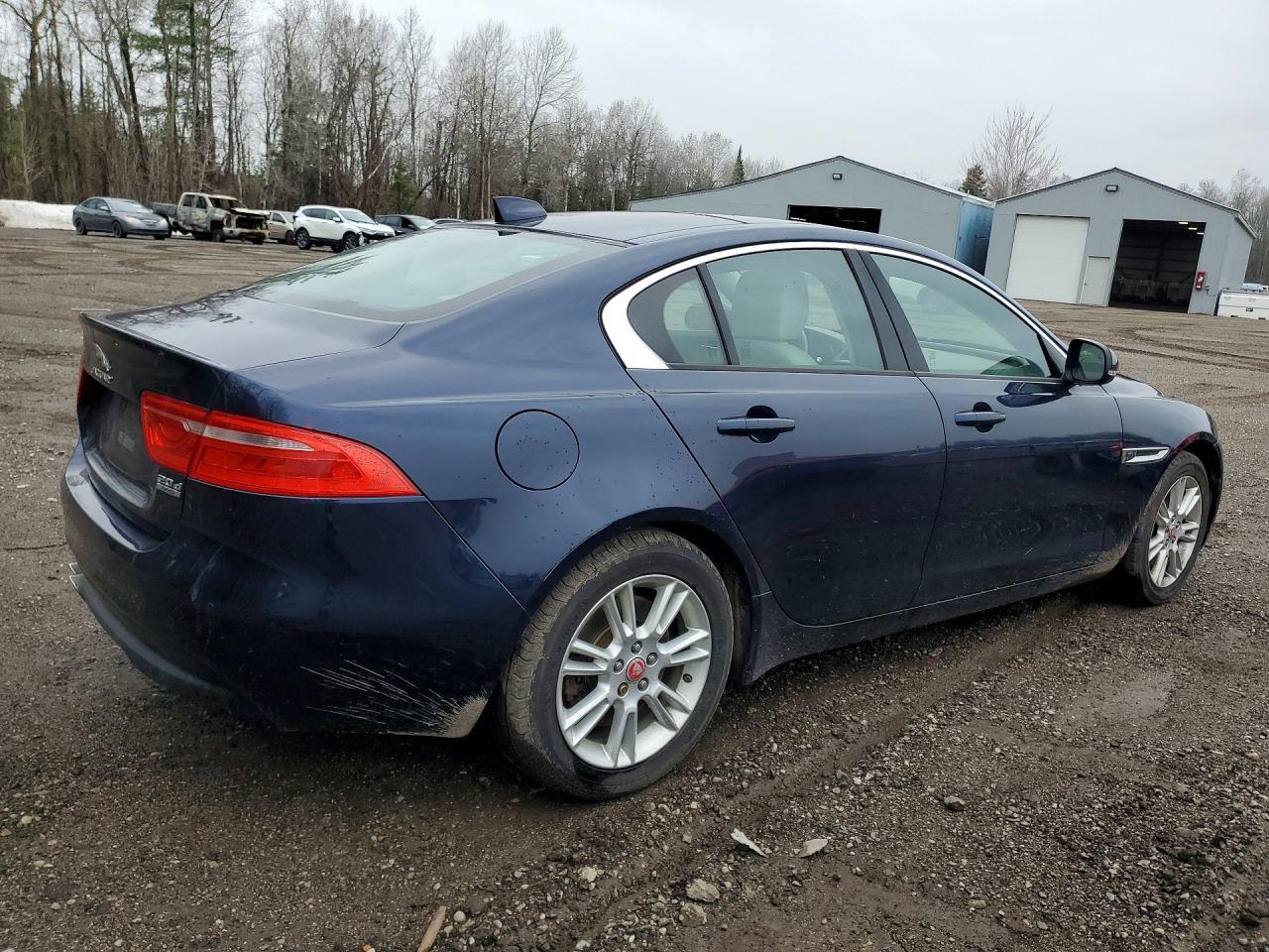 2017 Jaguar Xe Premium - Фото 3